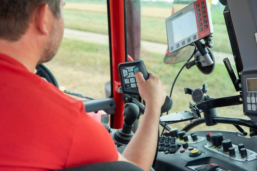 AUX Joystick CCI A3 met de nieuwe BOSS 3000 opraapwagen serie.