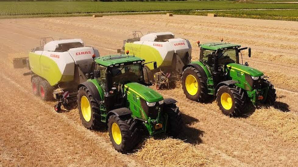 Wieringa Bedum stro persen John Deere 6215R, Claas Quadrant 5300RC, John Deere 6130R, Volvo L60F