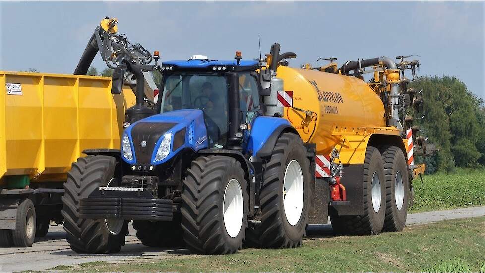 New Holland  T8.410 Genesis 410 PK  Veenhuis 18 Kuub Moorlag Mestverwerking