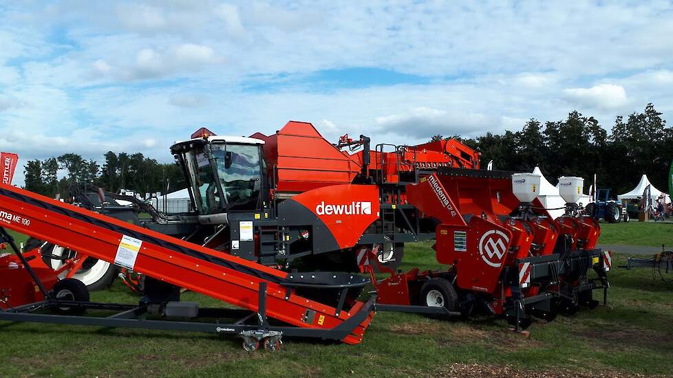 Voor het eerst op de ATH: een aantal aardappelmachines, al dan niet via dealers. Lang geen compeet overzicht, maar wel een goede aanzet. Op de foto van DeWulf, maar ook AVR en Grimme gaven acte-de-presence.