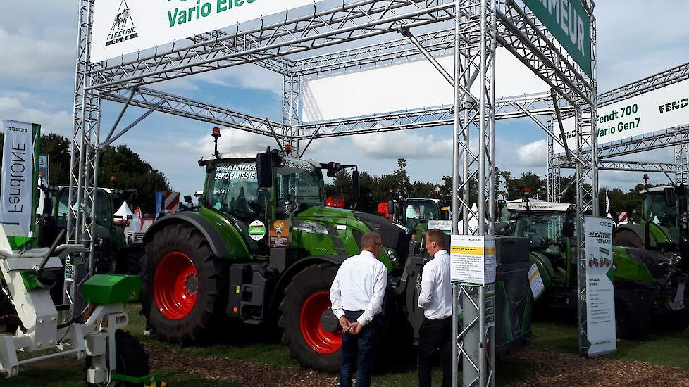 De Agromec 700 is een volledig elektrische trekker gebaseerd op de Fendt 700 serie. Van die trekker blijft alles intact, inclusief Vario-aandrijving, cabine, hef en dergelijke. Alleen de dieselmotor wordt vervangen door een elektrische variant. De benodig