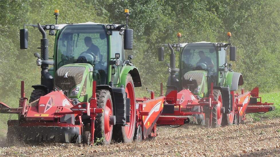 T&R Pomper uit Smilde uienrooien  met zijn Grimme VT en WV
