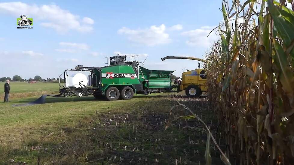 Ma&iuml;sbalen wikkelen met de Knoll MultiBaler XL