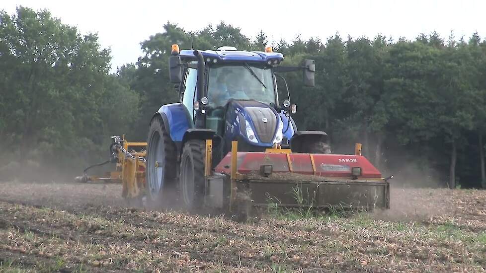 UIEN ROOIEN MET EEN NEW HOLLAND T 6.180 SAMON UIEN ROOIER