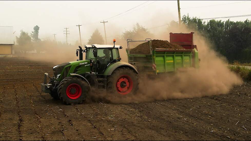 SPREADING MANURE IN WILD FIRE SMOKE WITH TWO FENDT TRACTORS.