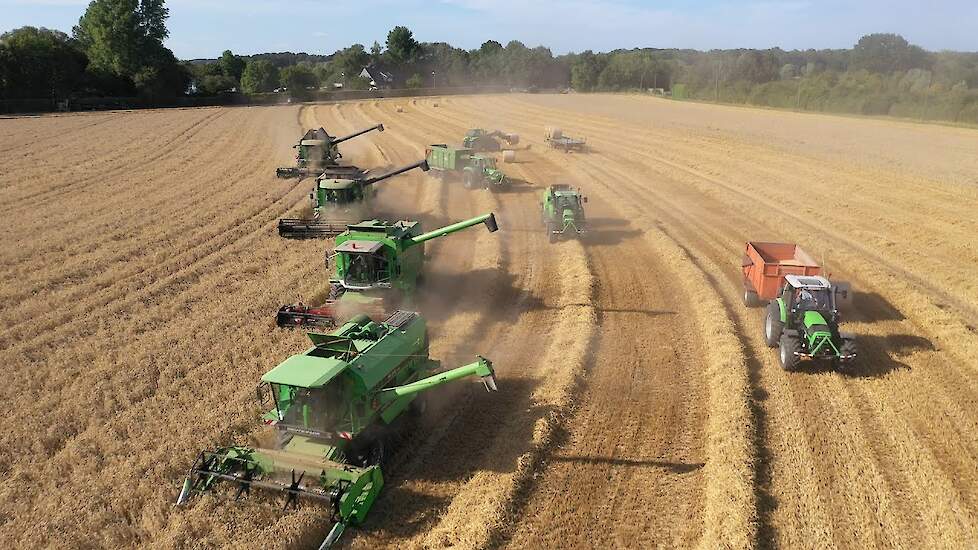 Vier maal Deutz Fahr combines en flink wat Deutz trekkers in actie