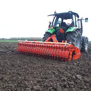 Kuhn bracht de HR B303 mee, een machine met een zwaarder frame om een zaaicombinatie te kunnen maken. Met 10 rotoren op 3 meter uitgerust met zwaardere tanden. Samen met het hoge toerental van 417 toeren per minuut geeft dat een hardere klap op de kluiten