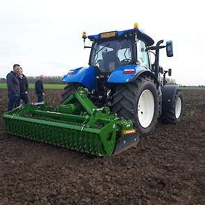 Een product uit de Amazone KX-serie, rotorcultivator. Op deze breedte (3 meter) met 10 rotors en stekende tanden. 'Cultivator' vanwege de grotere ruimte die er is tussen tandhouder en bak. Daardoor is er een betere doorgang van langere gewassen(resten), b