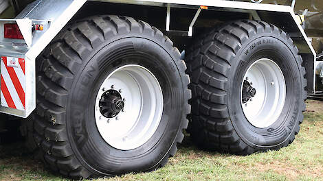 De Flotation Optimall is de eerste aanhangerband van Vredestein met VF-technologie. Hij is bestemd voor het gebruik onder mesttanks, grootpakpersen en opraap-, silage- en overlaadwagens.