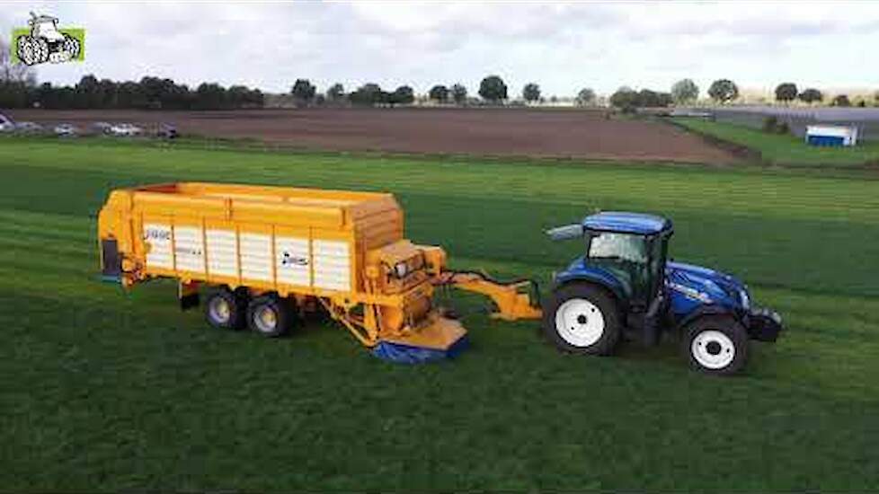 Gras halen met de B&eacute;lair Zero Graze-maaiwagen