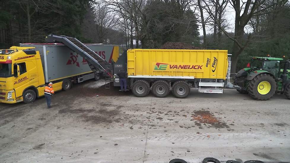 De Fliegl  Pomover afschuifwagen  met schoner en overlaadsystemen