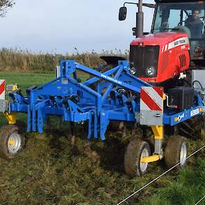De Lemken werd in combinatie gereden met de volvelds Treffler TGA 300 cultivator. De omstandigheden waren niet optimaal: het gras was te lang en de bodem te nat. De vlakke schoffels &lsquo;schillen&rsquo; de graszode. De wortels blijven in de bodem, wat goed is voor