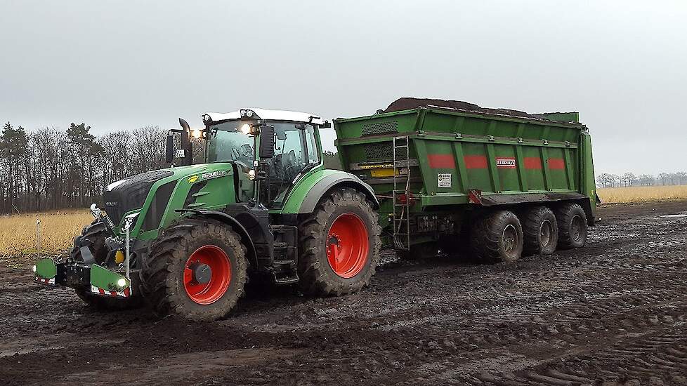 Fendt 828s4 met Bergmann tridem strooier en 1600kg AGRIbumper Trekkerweb