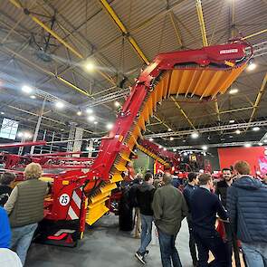 Grimme stelde een aantal nieuwigheden voor, zoals de Select200 Active Steering. Met de Active Steering kan de rooier de trekker automatisch volgen tijdens het rooien, bij het manoeuvreren op de kopakker en ook op de weg. „Zonder extra koppeling aan de tra