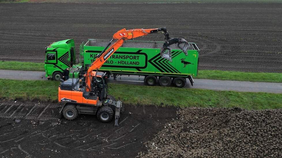 Doosan DX170W van loonbedrijf Ellen in de suikerbieten