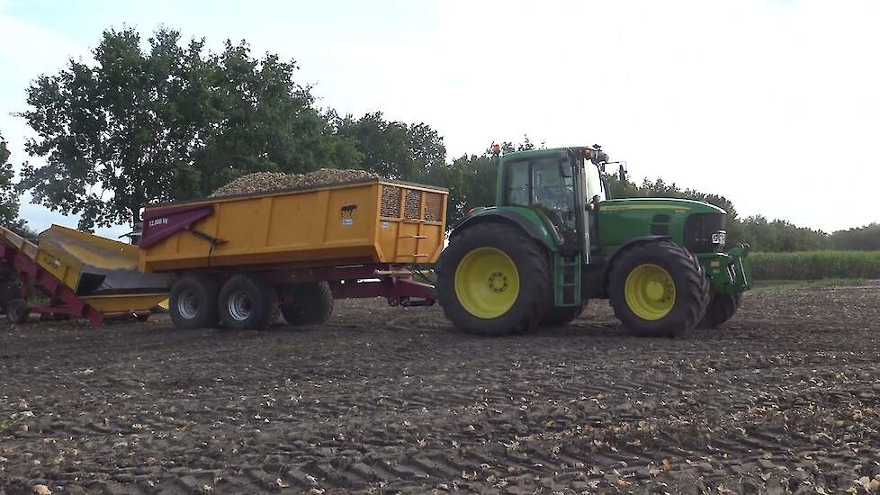 UIENLADEN OP DE VRACHTWAGEN JOHN DEERE 7430 BKH MIEDEMA M 1670 FARMER
