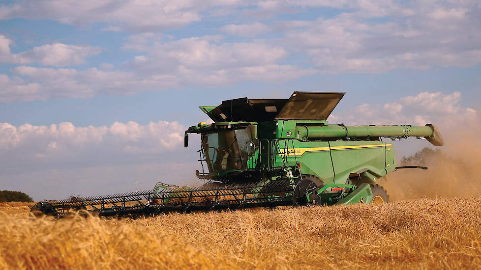 De X9 1100 in actie in een perceel gelegerde tarwe in het Canadese Alberta. Voor de combine een maaibord met een werkbreedte van 13,70 meter.