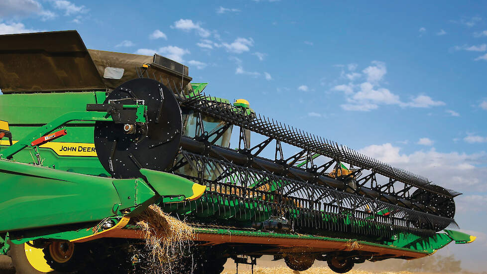 Het HD45R-maaibord transporteert het graan met twee banden van 589 centimeter lang en 101 centimeter breed naar het midden. Daar draait een 201 centimeter lange band het naar de invoervijzel.