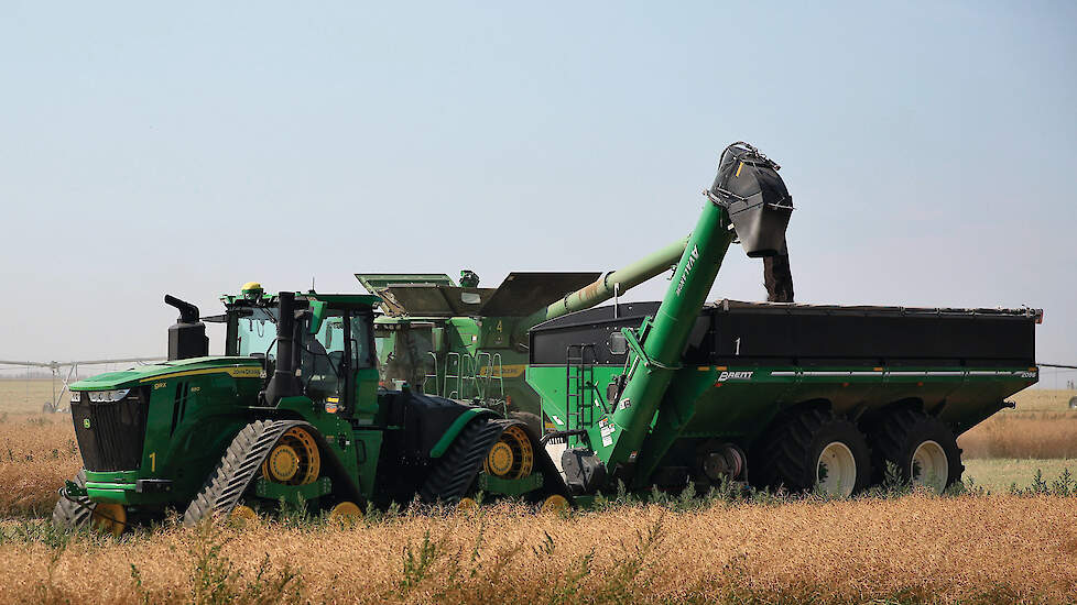 In 100 seconden draait de combine de graantank leeg, hier in het koolzaad. De overlaadwagen, met ruim 50 ton inhoud, vraagt een trekker van 400 pk.