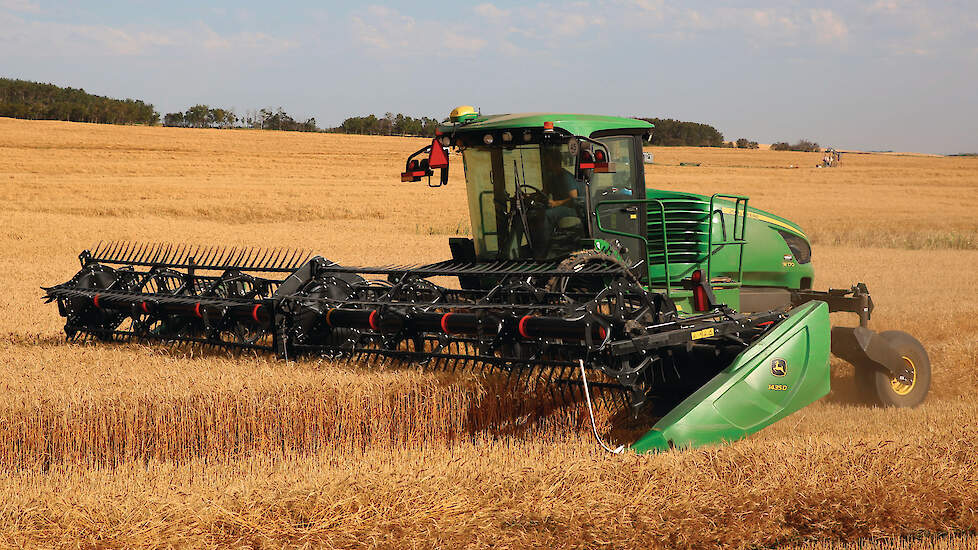 Een John Deere W170 zwadmaaier springt bij, omdat een maaibord van de X9 nog niet is geleverd. De zwadmaaier heeft een vermogen van 173 pk.