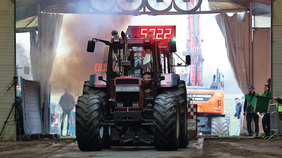 De wedstrijd startte met de 6,5 ton landbouwklasse. Hier rijdt Joeri van Tilburg uit de starttent. De afstandmeter staat na ruim 10 meter al op 59 meter. De rijders krijgen 40 meter cadeau, om toch bij een full pull 100 meter op de teller te hebben.