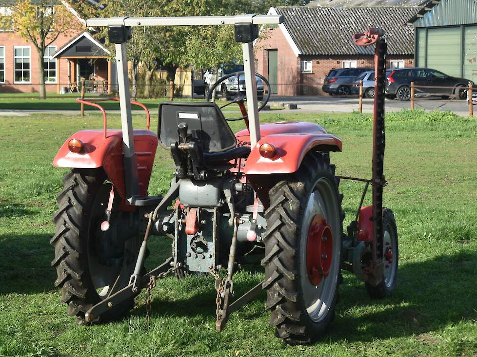 De AK7 was groen toen Tim hem kreeg. Hij heeft hem zelf rood met grijs gelakt. Best bijzonder voor een Duitse trekker uit 1958 is dat de AK7 al een hefinrichting heeft.