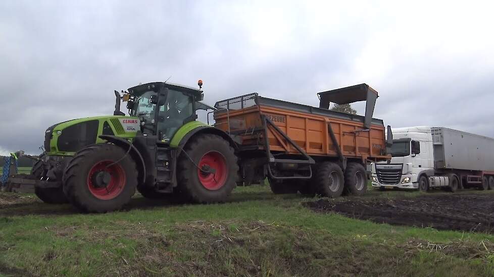 AARDAPPELEN LADEN EN VRACHTWAGEN LOSTREKKEN CLAAS AXION 930 DAF