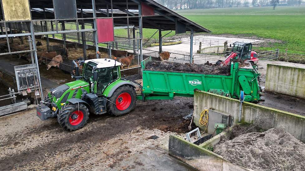 Mest strooien | Fendt 718 + Tebbe | Van den Top | 2023
