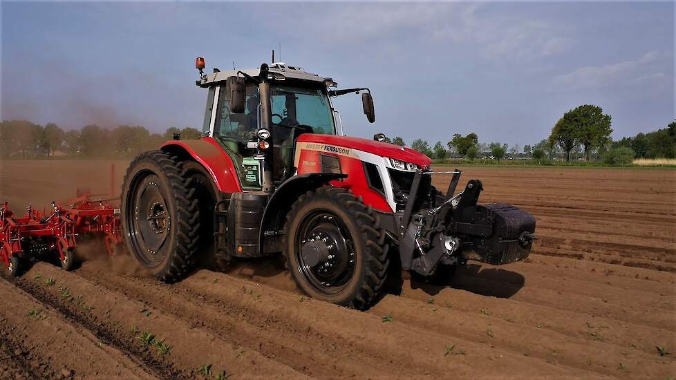 Massey Ferguson 7S.190 met Grimme achtrijer de GH 8  &Ouml;KO