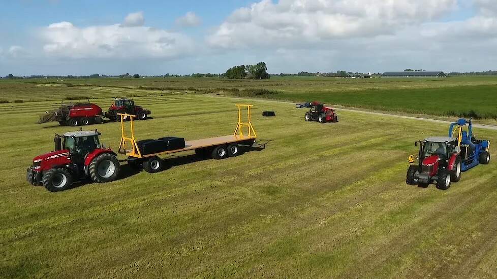 Massey Ferguson persen wikkelen en transport van kuilpakken