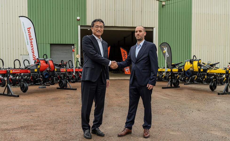 De heer Kamada en de heer Bounon ondertekenen op 31 januari 2023 de officiële koopovereenkomst van aandelen tussen Kverneland Group en BC Technique, Phenix Agrosystem.