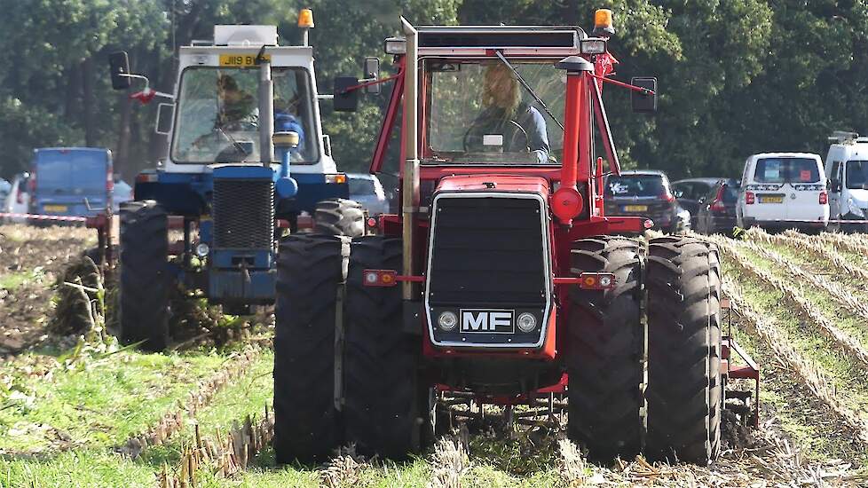 Maïsland lostrekken met Muir-Hill MH121 en Massey Ferguson 1200