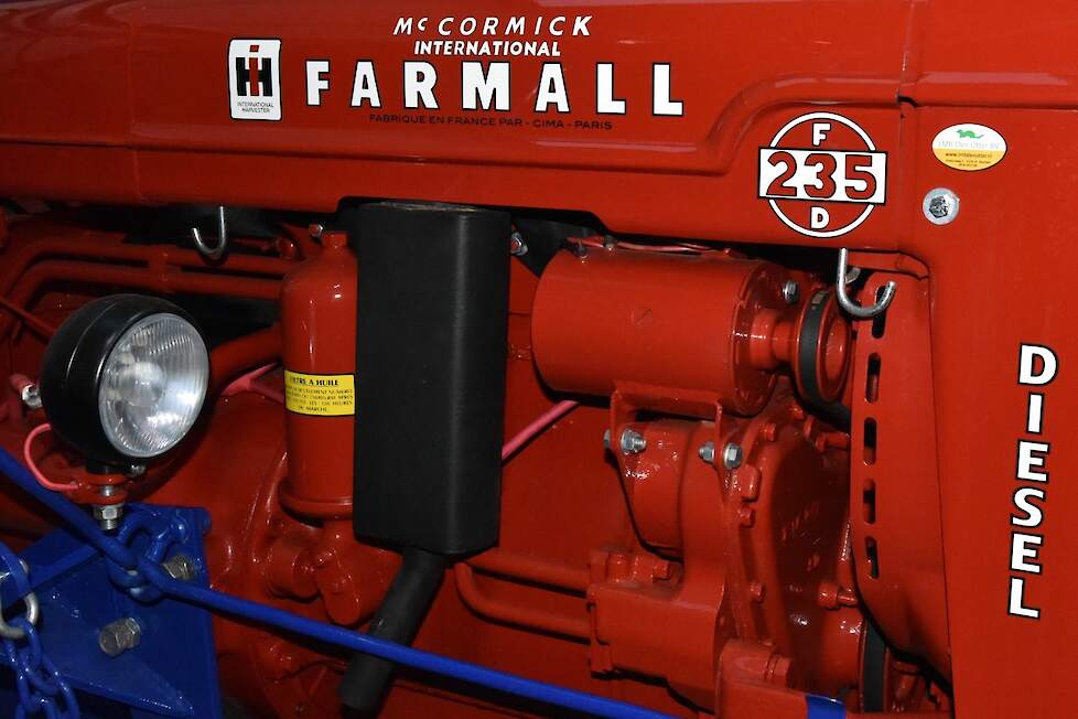Dit is een Franse Farmall wat te zien is aan de F in de typeaanduiding. De D staat voor Diesel. De broers kochten de trekker omdat ze hem zo mooi vonden.
