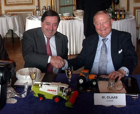 Patrick Faure (l), Directeur Générale Adjoint (directielid Renault S.A.) en Helmut Claas (r;  1926 - 2021), geven elkaar op 23 februari 2003 de hand om de nieuwe alliantie tussen Claas en  Renault Agriculture te bevestigen.