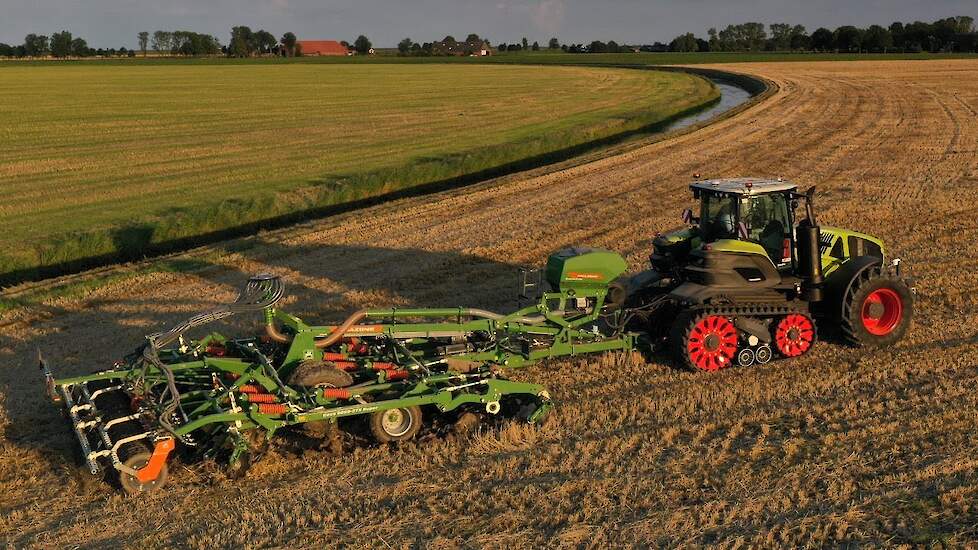 Claas Axion 900 Terra Trac met de Amazone Ceus 6000-2TX Super