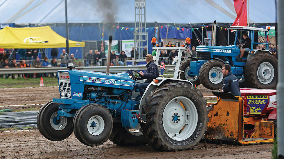 Op de voorgrond is Tom Koppelaars onderweg met zijn Ford 7000 in de 3,5-tons standaard op baan 2. Op de achtergrond is Ties van der Velden bezig aan zijn run in de  7,5 ton standaard.
