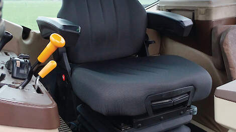 De Rancher Pro van UnitedSeats, gemonteerd in een trekker bij een klant van EBLO. De Rancher Pro is het nieuwste model onder het eigen label van EBLO.