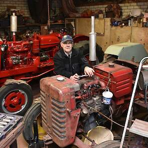 In de werkplaats sleutelt Piet aan een McCormick D-432, de trekker daarachter is een SBWD-6.