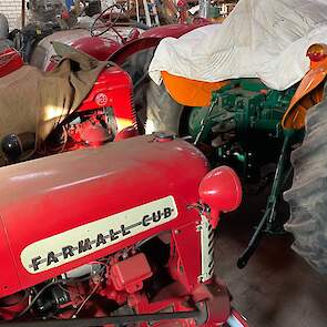 De Farmall Cub en de Super FFC zijn beide van de Franse tak van de IH-familie. De trekker er voor is een Someca
