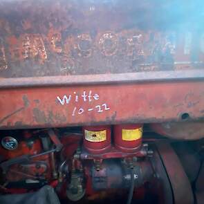 Na een controle door de Belastingdienst moest Piet bij als zijn trekkers met een dieselmotor alle rode dieselolie uit de tank halen en vervangen door witte dieselolie. Met een krijtje heeft hij er opgeschreven wanneer hij dat gedaan heeft. In dit geval du