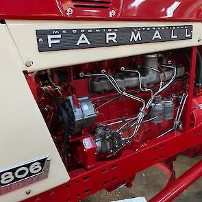 De Farmall 806 heeft een 6-cilindermotor van circa 110pk. Het is echter niet de originele Amerikaanse 6-cilinder maar een later ingebouwde motor van de Duitse McCormickfabriek.