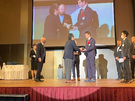Erik Duteweert, eigenaar van YNMR Nederland, ontvangt de Yanmar Service Award  uit handen van Yanmar-president de heer Hirami.