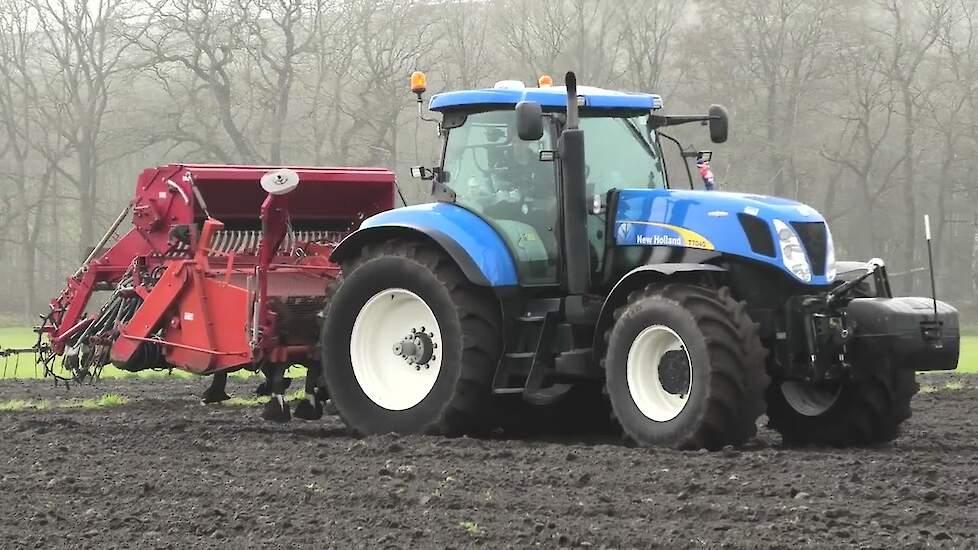 DE EERSTE ZOMERGERST VAN 2023 NEW HOLLAND T 7040 KONGSKILDE DEMETER CLASSIC 300 A