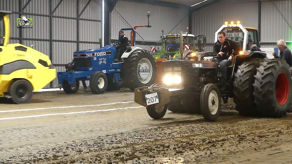 Optoeren voor de sleepwagen Indoor Truckpulling in Putten (GD).