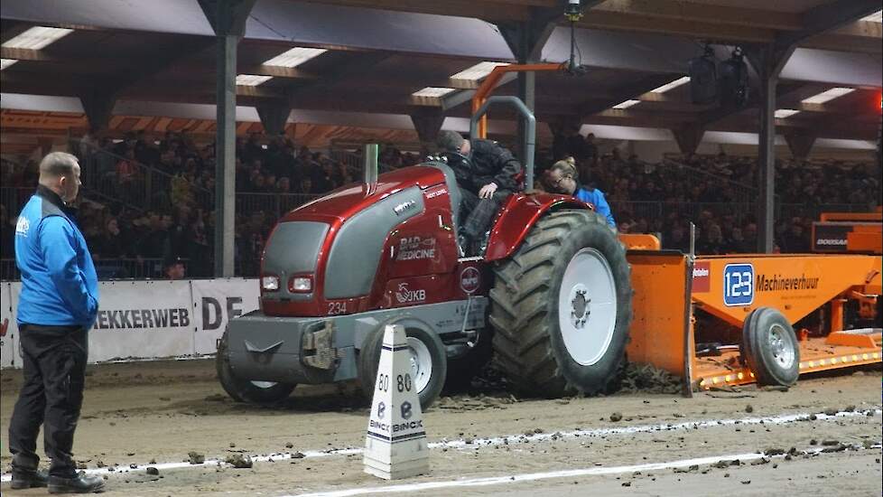 Optoeren voor de sleepwagen Indoor Tractorpulling in Putten (GD).