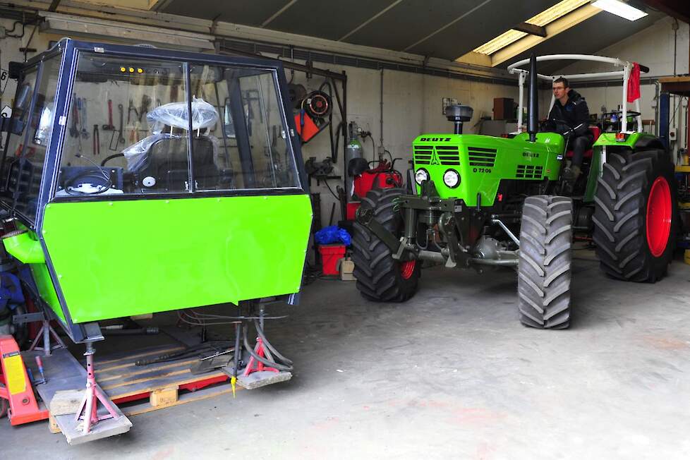 Zoon Bram van den Berg volgt met de D7206. Deze trekker is van 1975 en heeft een viercilindermotor van 70pk.