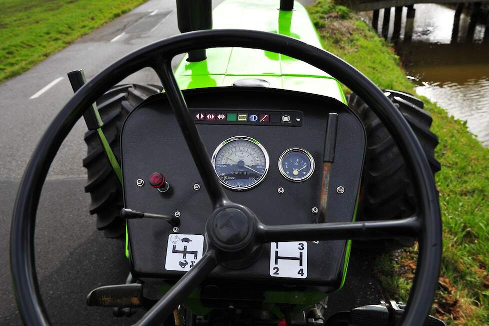 Het dashboard met de D7206 is nog een toonbeeld van eenvoud vergeleken met een moderne trekker.