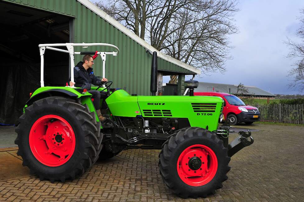 De D7206, hier met zoon Bram aan het stuur, was de eerste Deutz die Ed restaureerde.
