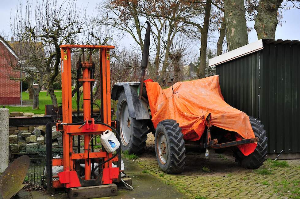 Onder dit zeil staat de Deutz Intrac waarvan Ed de cabine al heeft gerestaureerd.