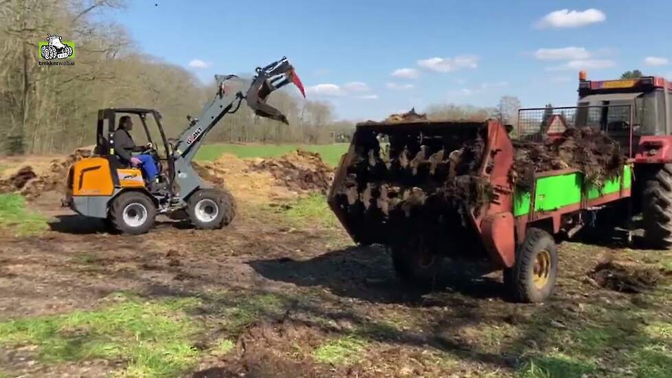 Stalmest laden met de Giant G2500 HD shovel